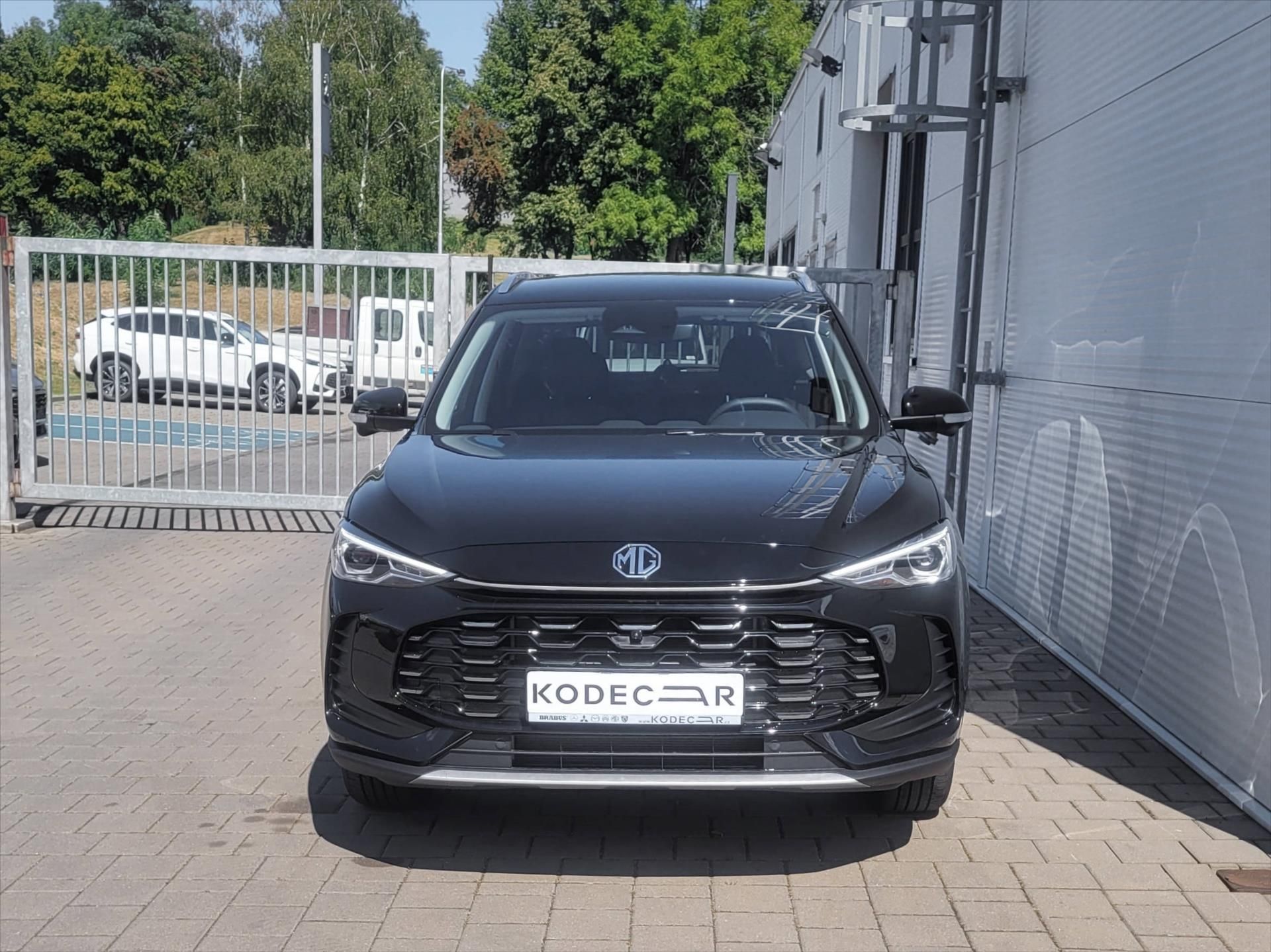 MG ZS, 1,5 HEV 102k 3AT  Exclusive - fotka 2