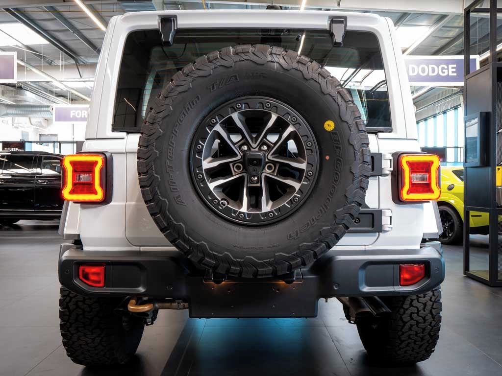 Jeep Wrangler, 6.4 Rubicon 392 V8 4x4 35 Pneu - fotka 5