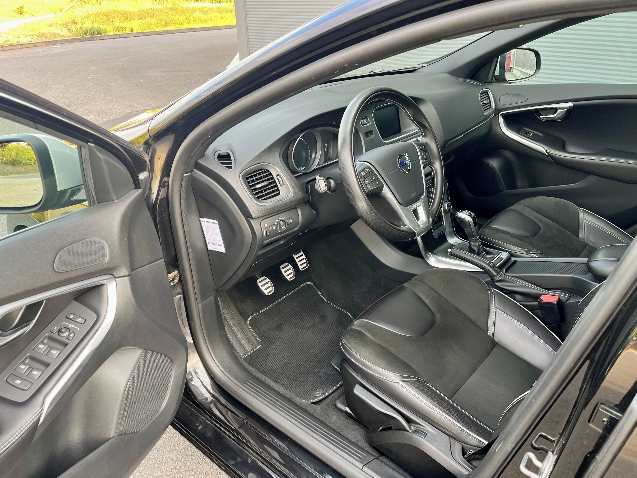 Volvo V40, D2 88kW R-Design VÝHŘEV Navi - fotka 5