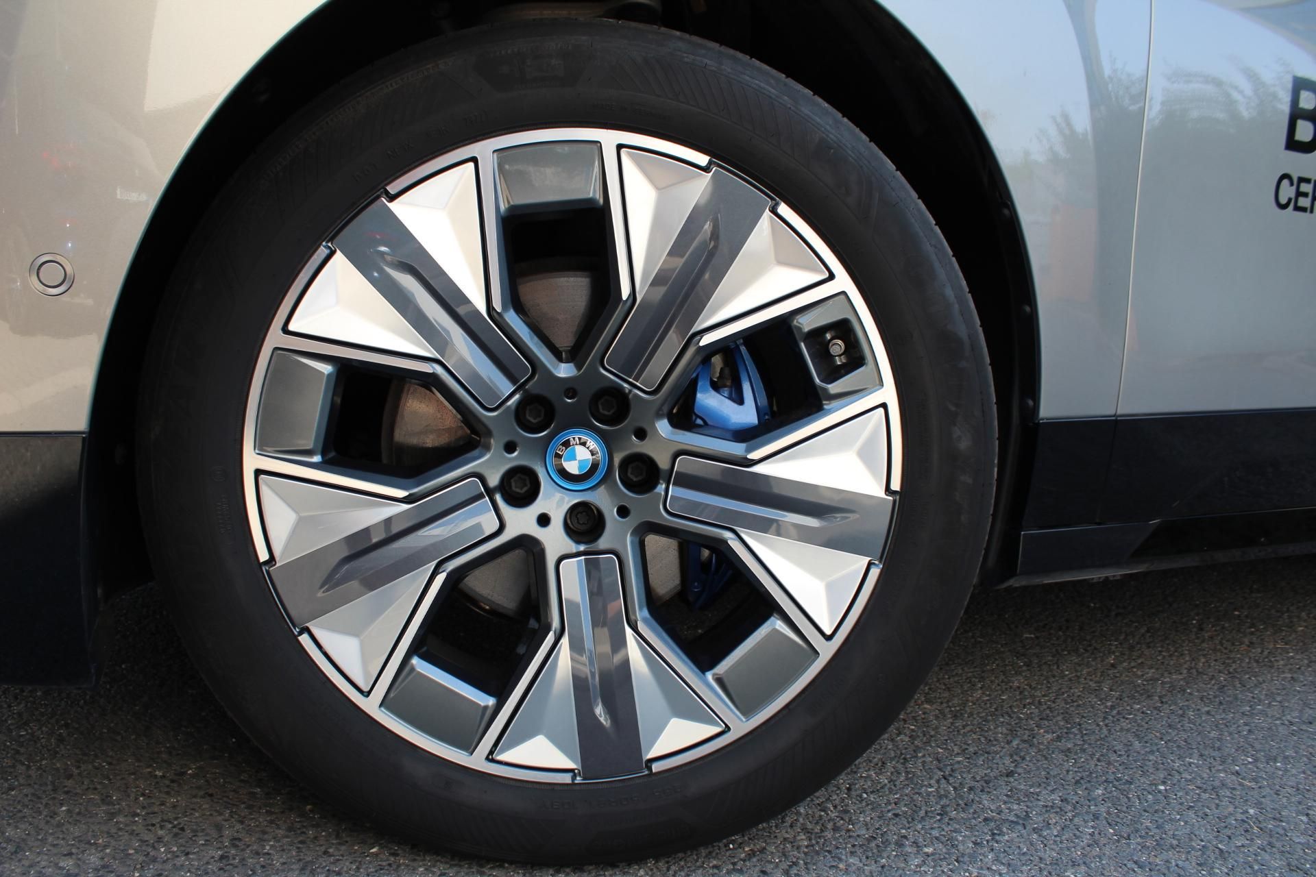 BMW iX, xDrive40 - fotka 5