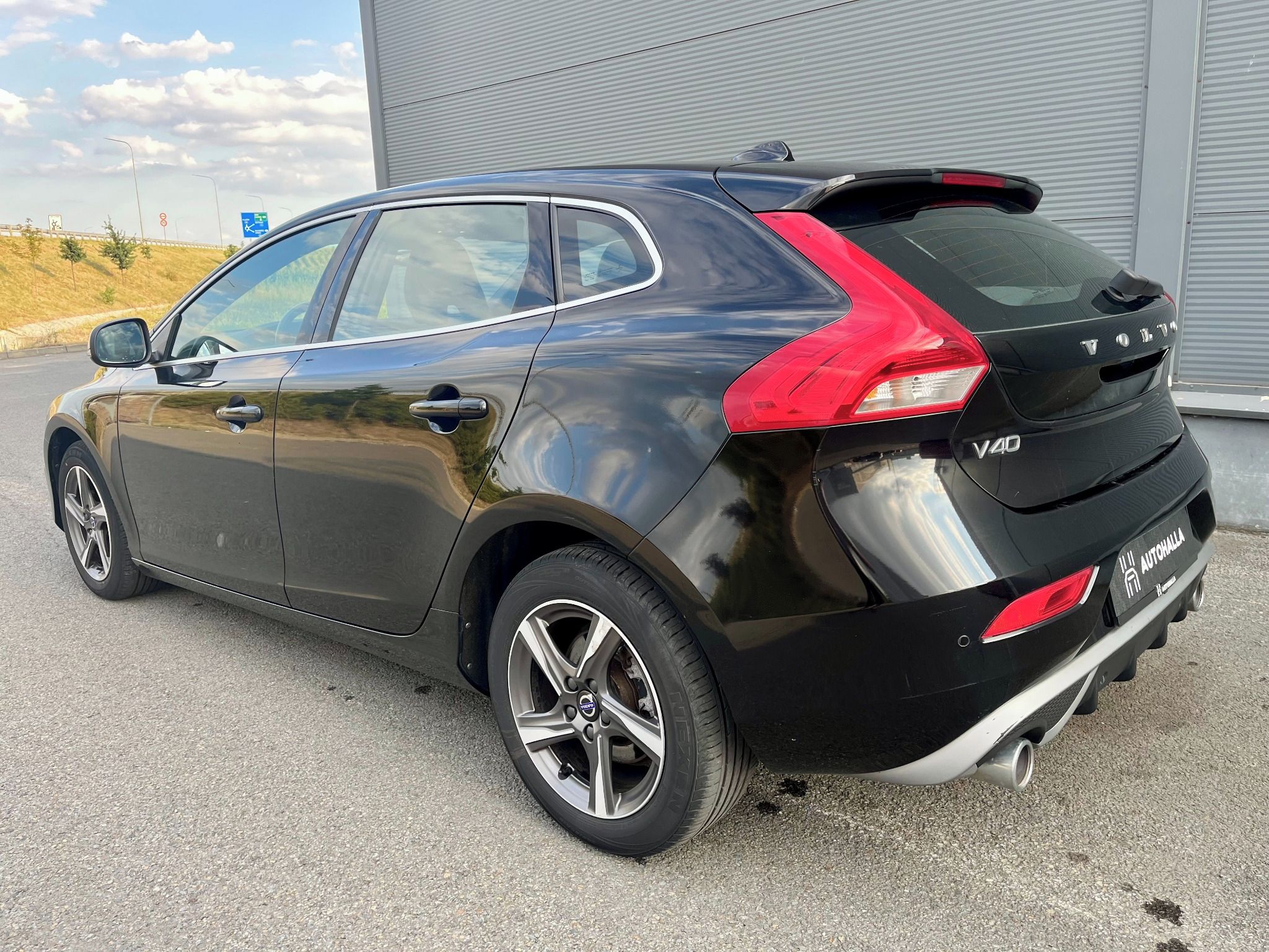 Volvo V40, D2 88kW R-Design VÝHŘEV Navi - fotka 2