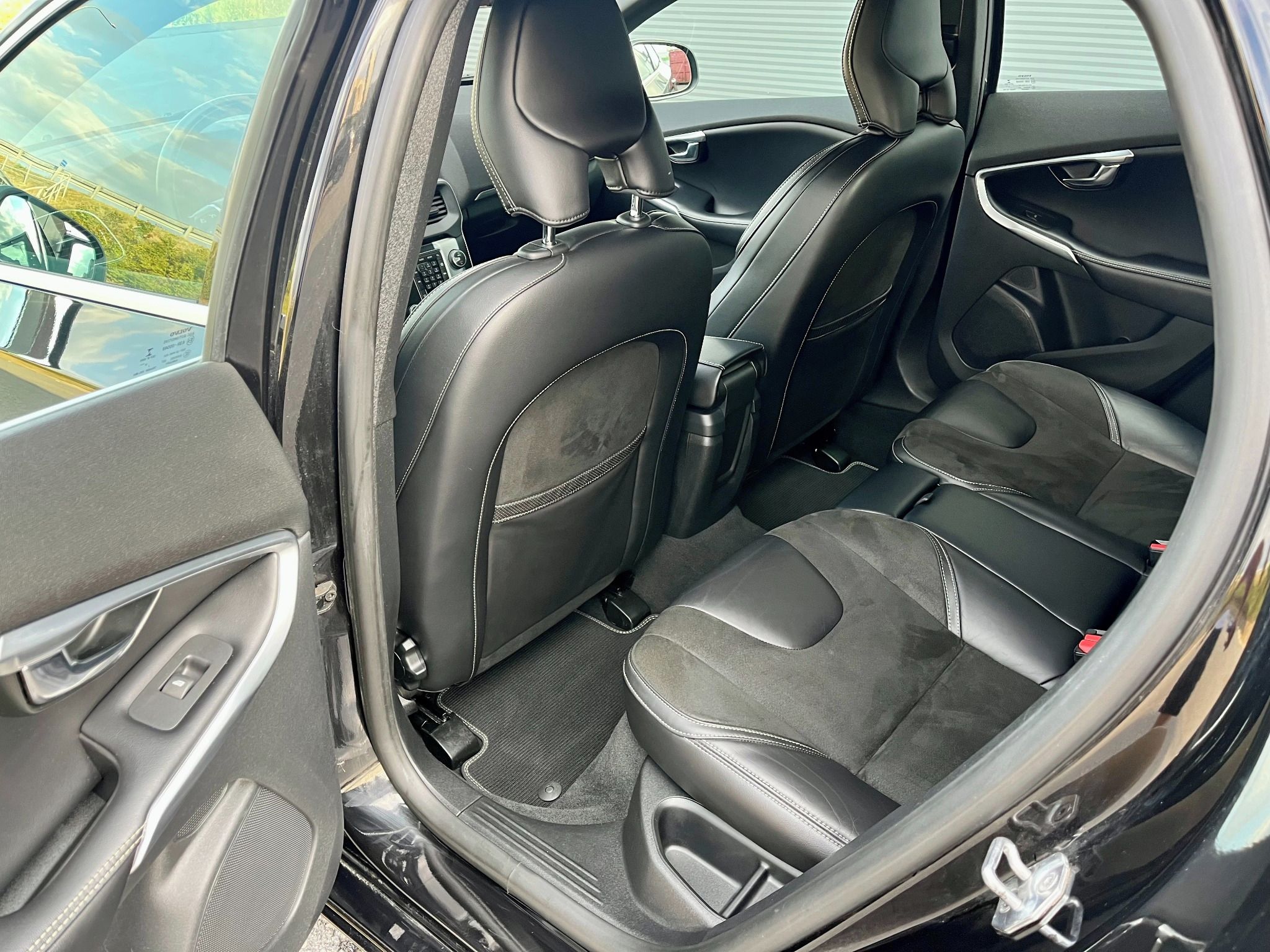 Volvo V40, D2 88kW R-Design VÝHŘEV Navi - fotka 6