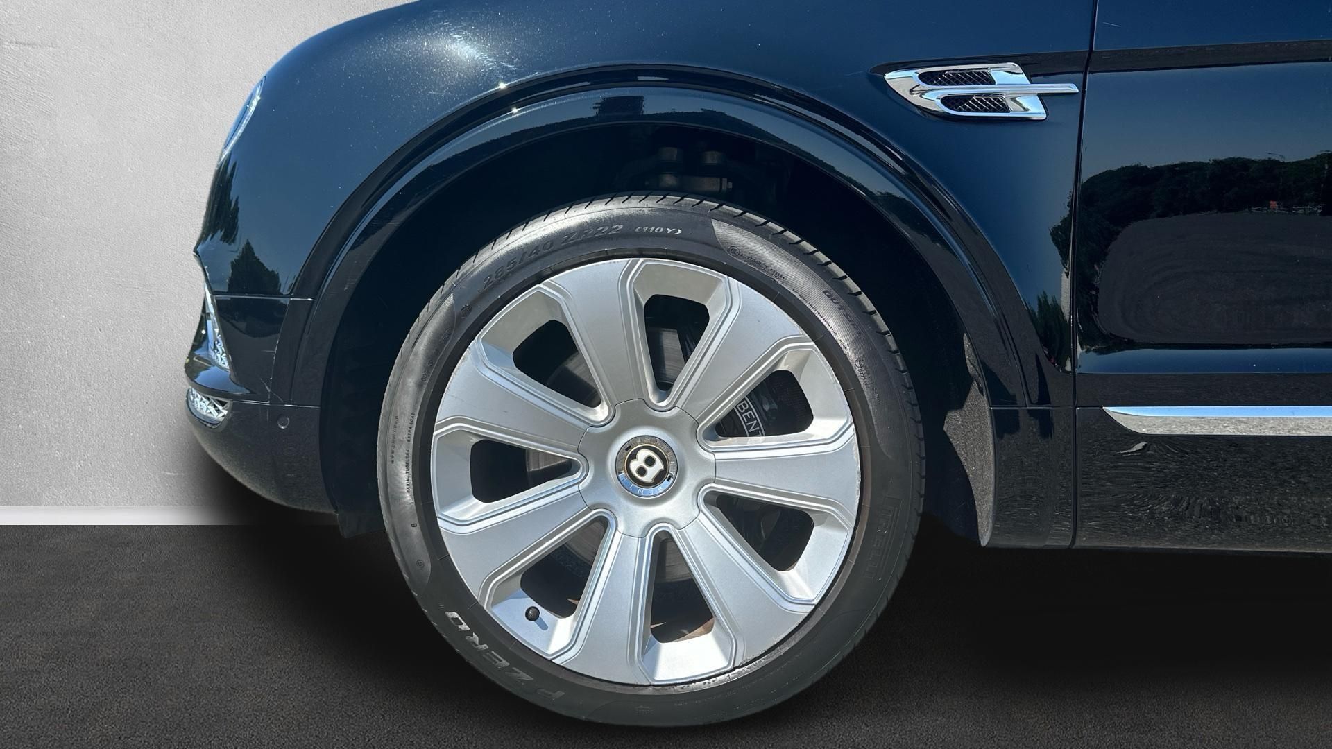 Bentley Bentayga, V8 - fotka 6