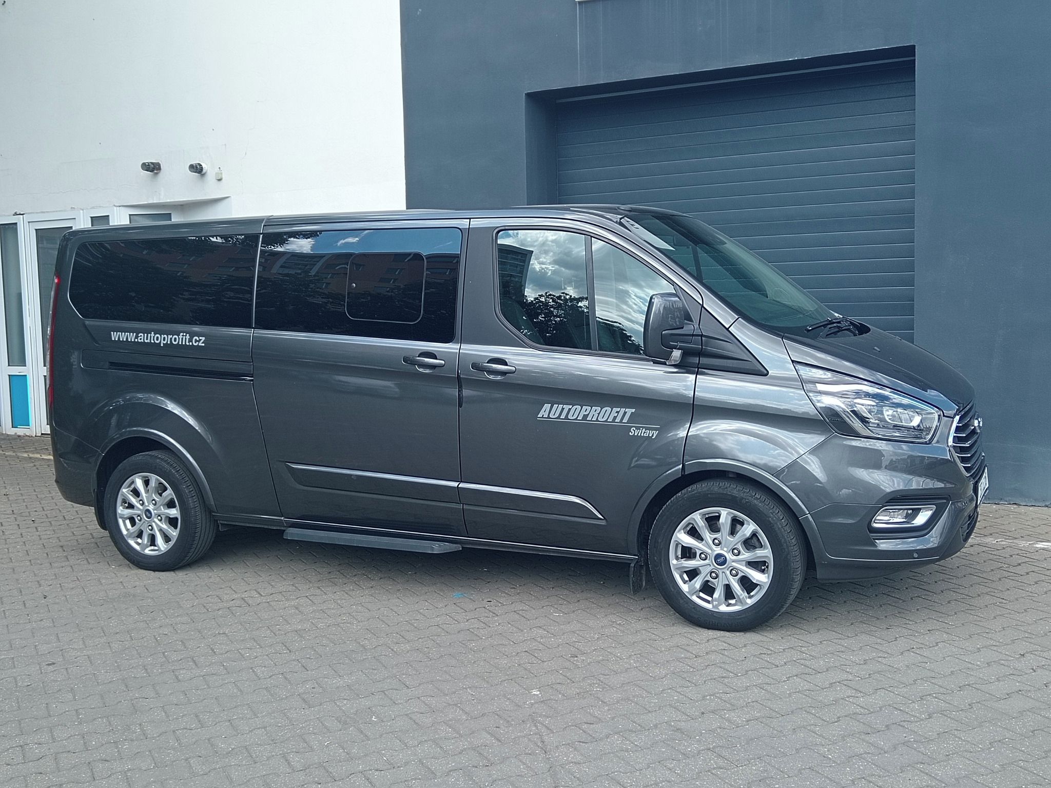 Ford Tourneo Custom, 2,0 TDi, 8 míst, kůže - fotka 3