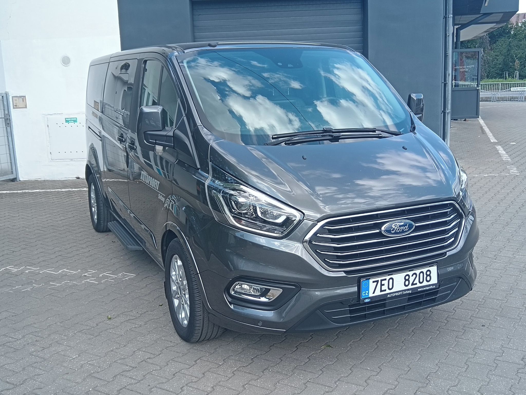 Ford Tourneo Custom, 2,0 TDi, 8 míst, kůže - fotka 2