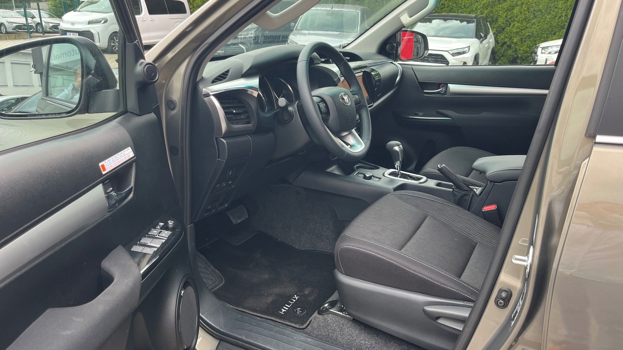 Toyota Hilux, 2,8D 204PS 6AT Exeucitive HYB. - fotka 6