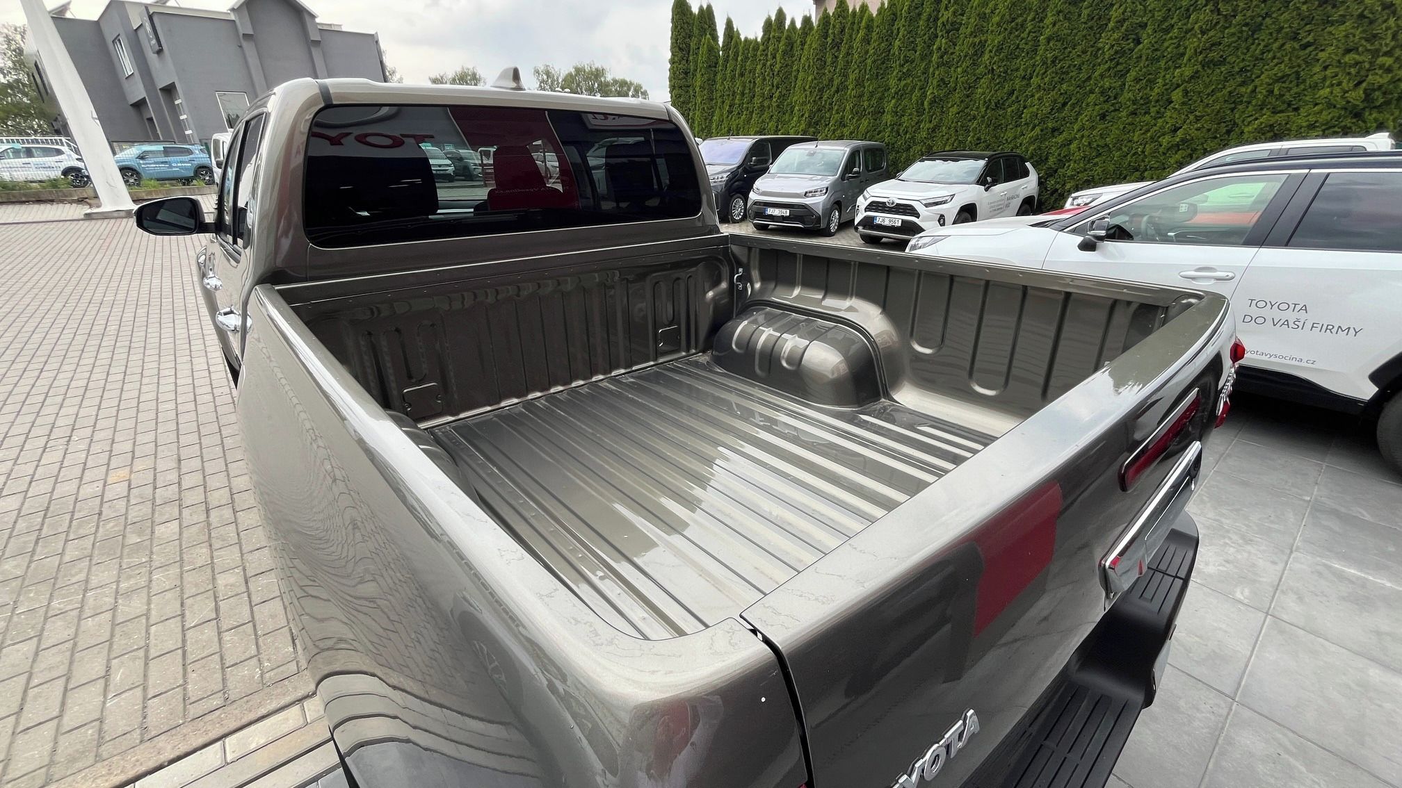 Toyota Hilux, 2,8D 204PS 6AT Exeucitive HYB. - fotka 3