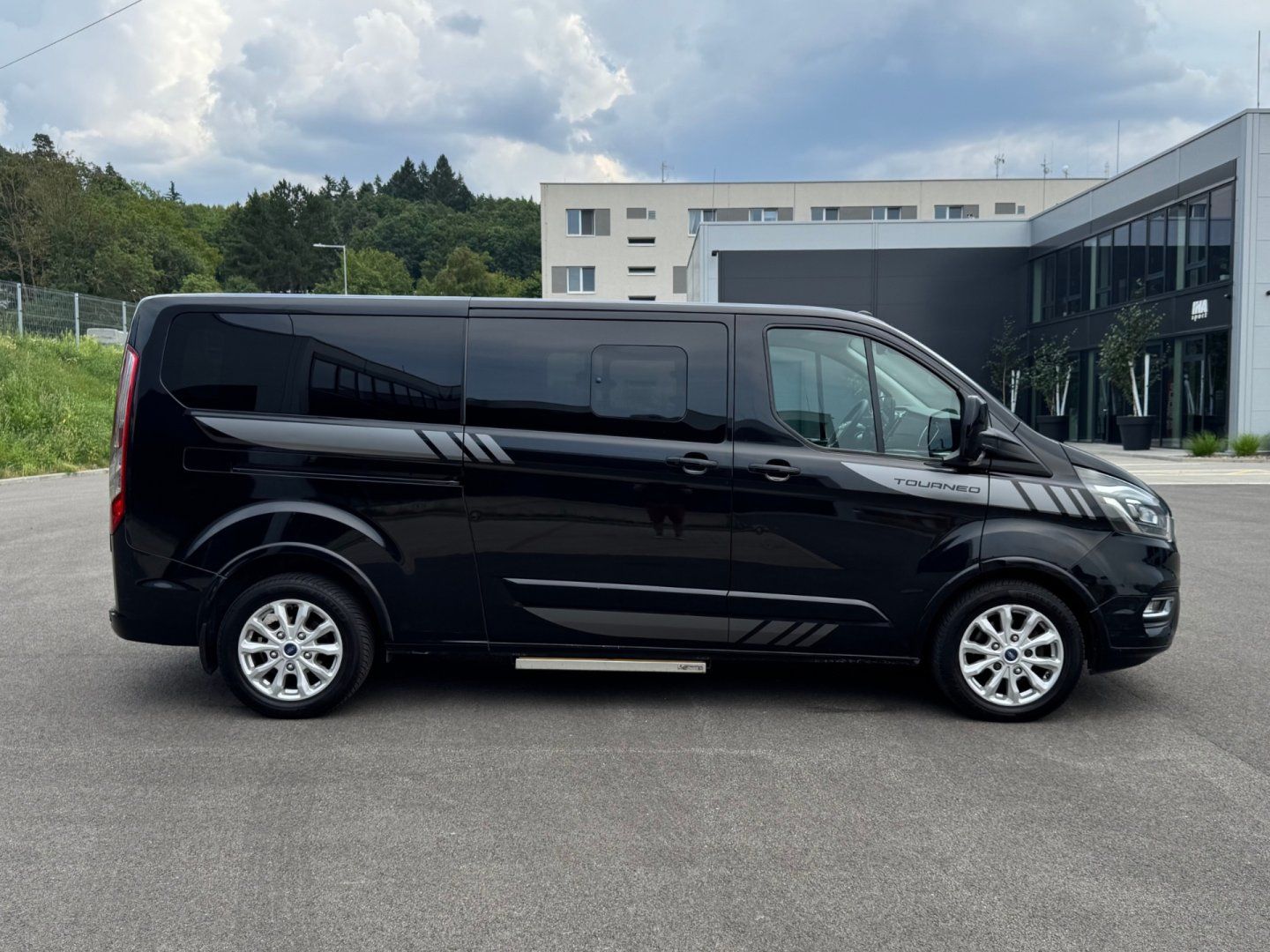 Ford Tourneo Custom, 2.0 125kW AUT. LIMITED - fotka 4