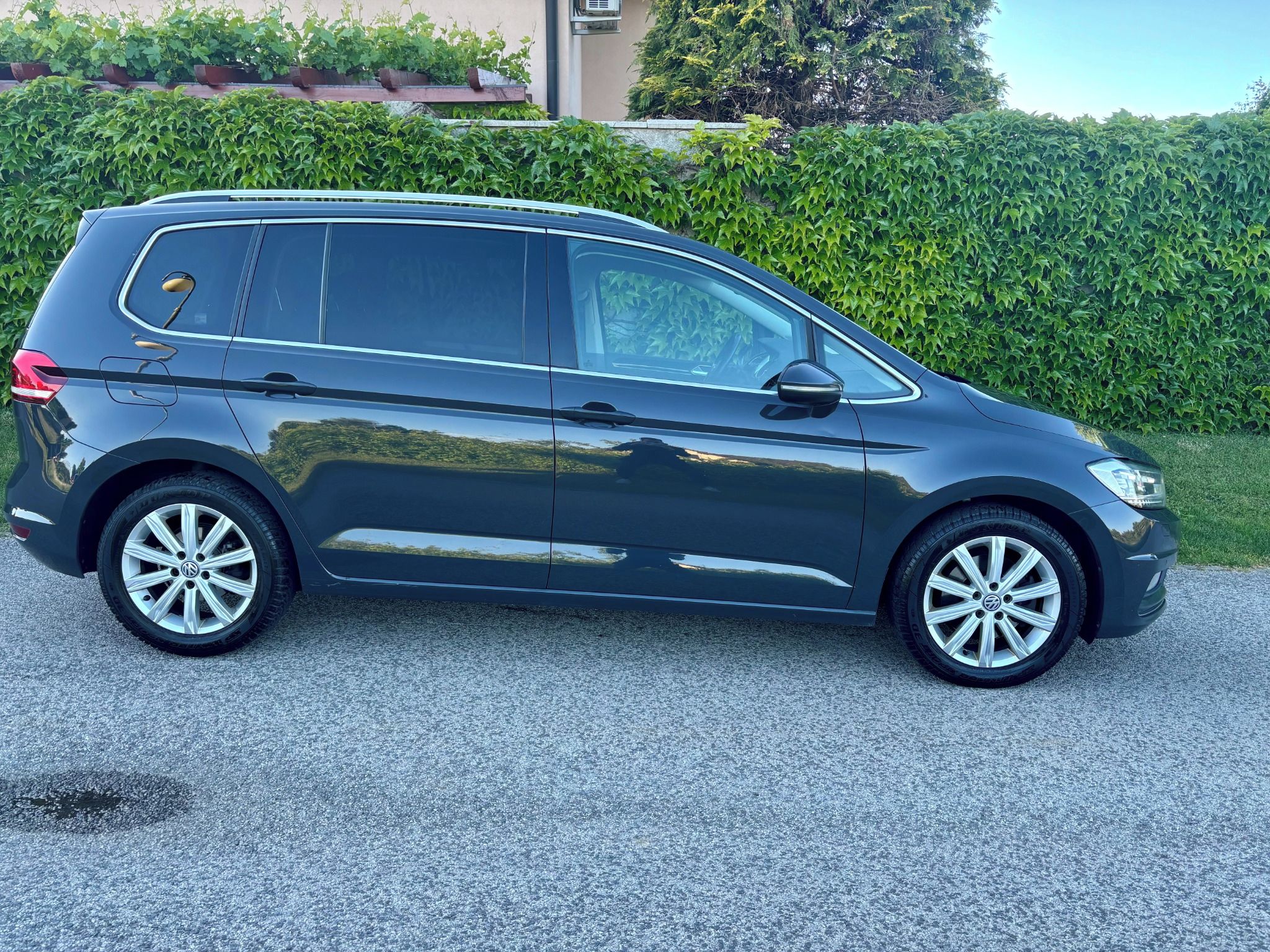 Volkswagen Touran, Highline 2.0 TDI 110KW DSG LED - fotka 3