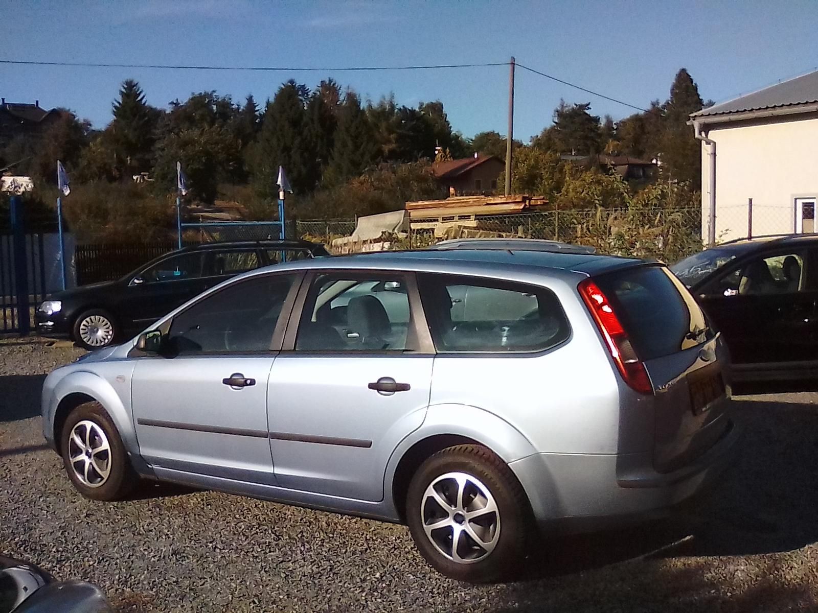 Ford Focus, 1.6i 16V combi, 4x kola navíc - fotka 4