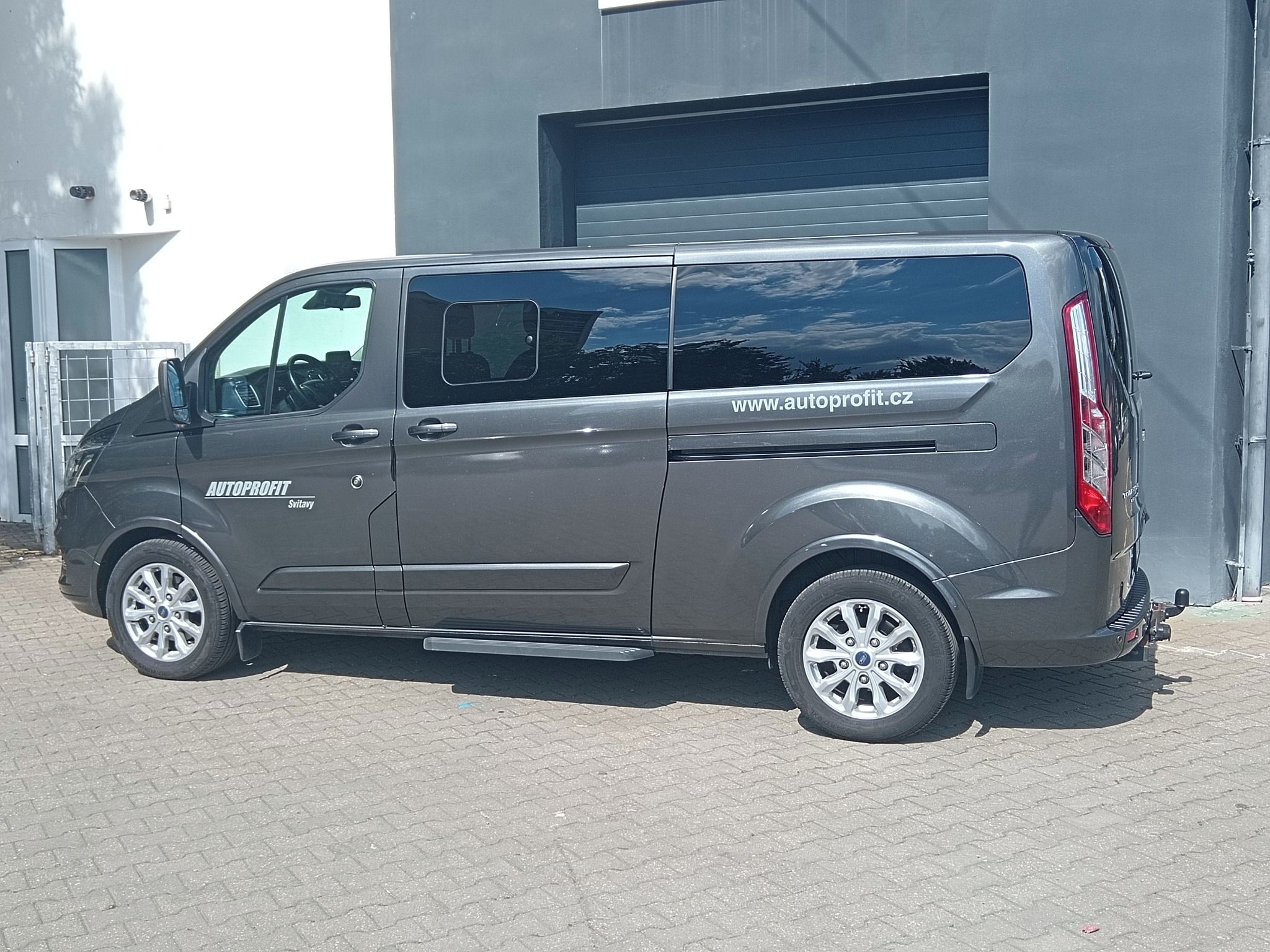Ford Tourneo Custom, 2,0 TDi, 8 míst, kůže - fotka 4