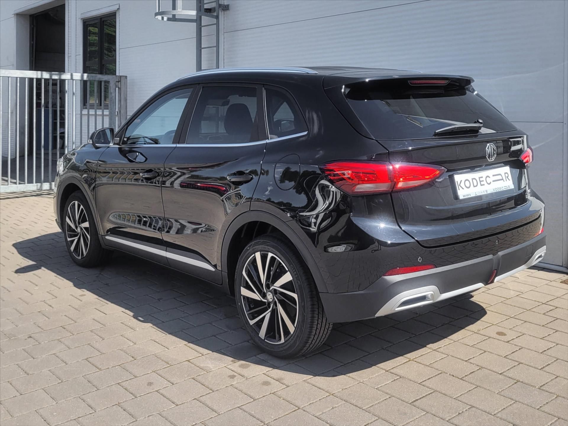 MG ZS, 1,5 HEV 102k 3AT  Exclusive - fotka 4