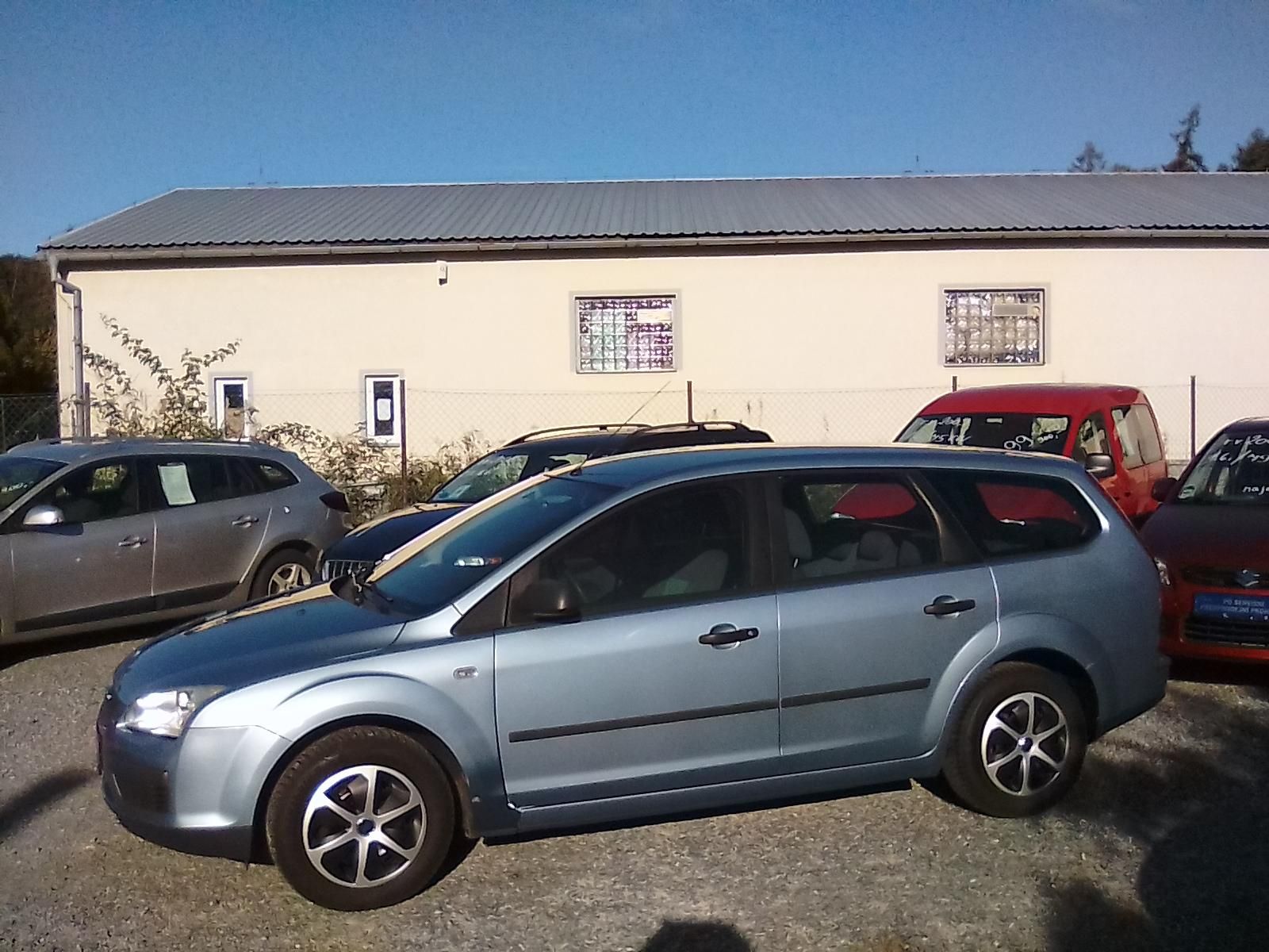 Ford Focus, 1.6i 16V combi, 4x kola navíc - fotka 2
