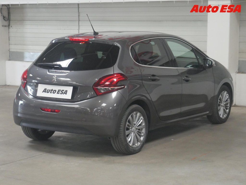 Peugeot 208, 1.2 PT,Allure,navi - fotka 4