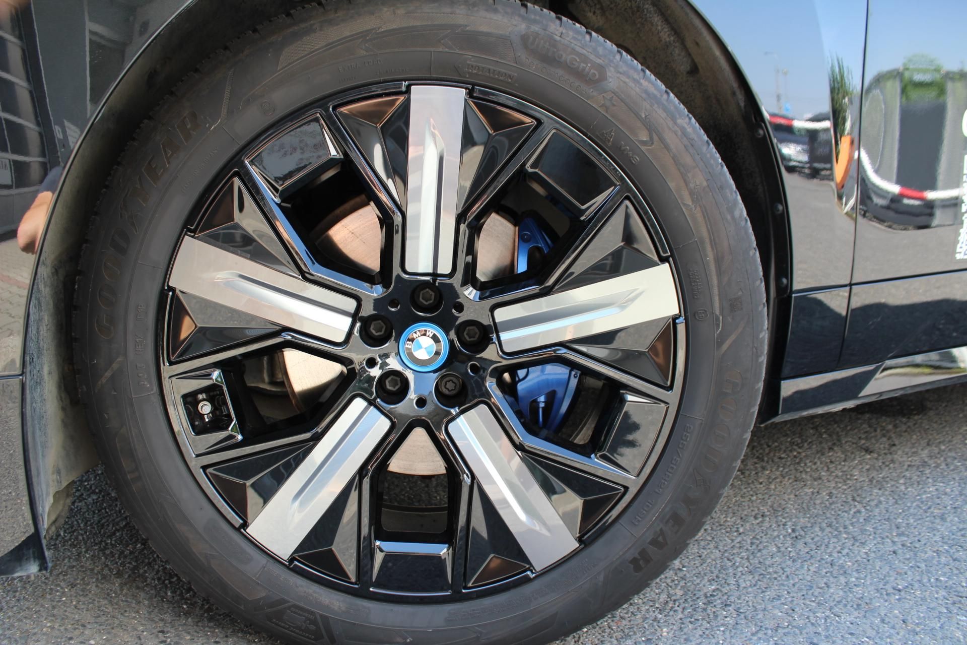 BMW iX, xDrive50 - fotka 6