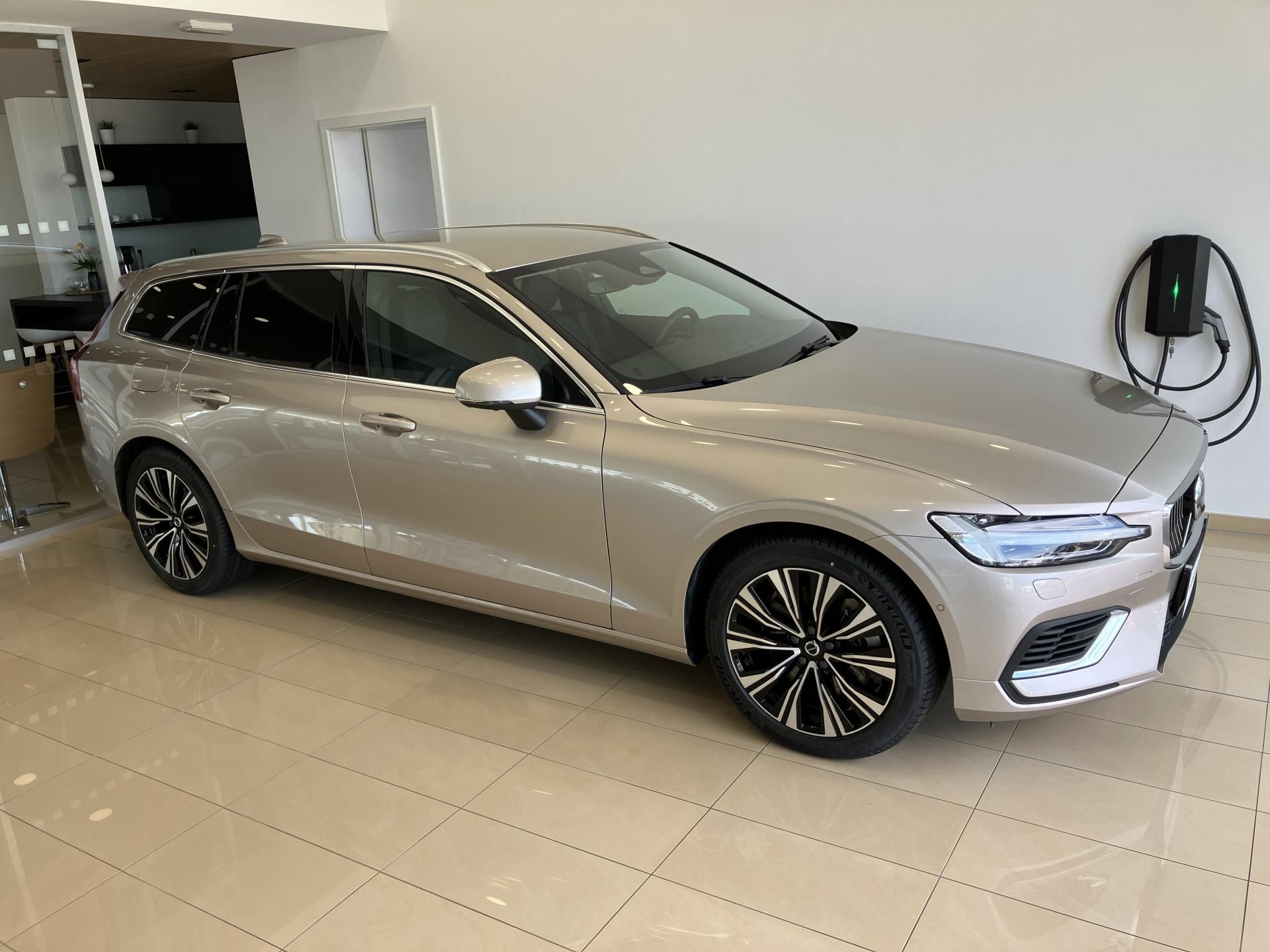 Volvo V60, T6 eAWD Recharge Plus Bright - fotka 2