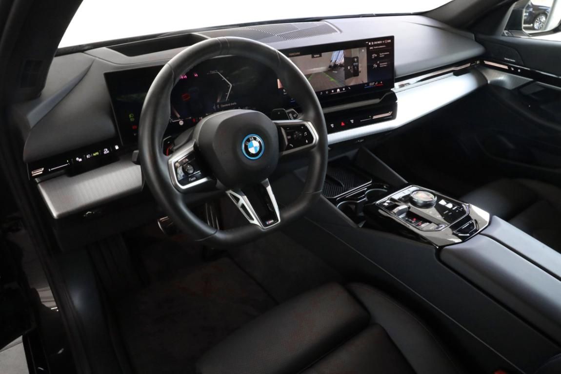 BMW Řada 5, 530e xDrive Touring - fotka 2