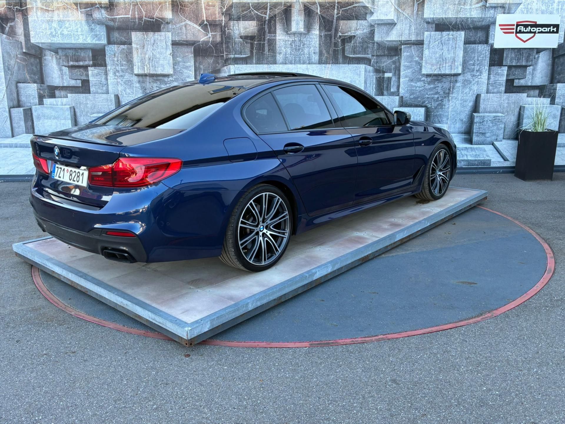 BMW Řada 5, M550i,xDrive,B&W,Webasto,Šíbr - fotka 6