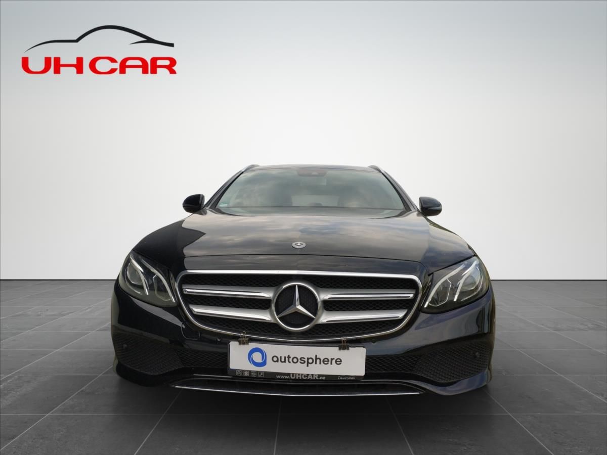 Mercedes-Benz Třídy E, 2,0 Avantgarde DPH  E220 4MATI - fotka 2