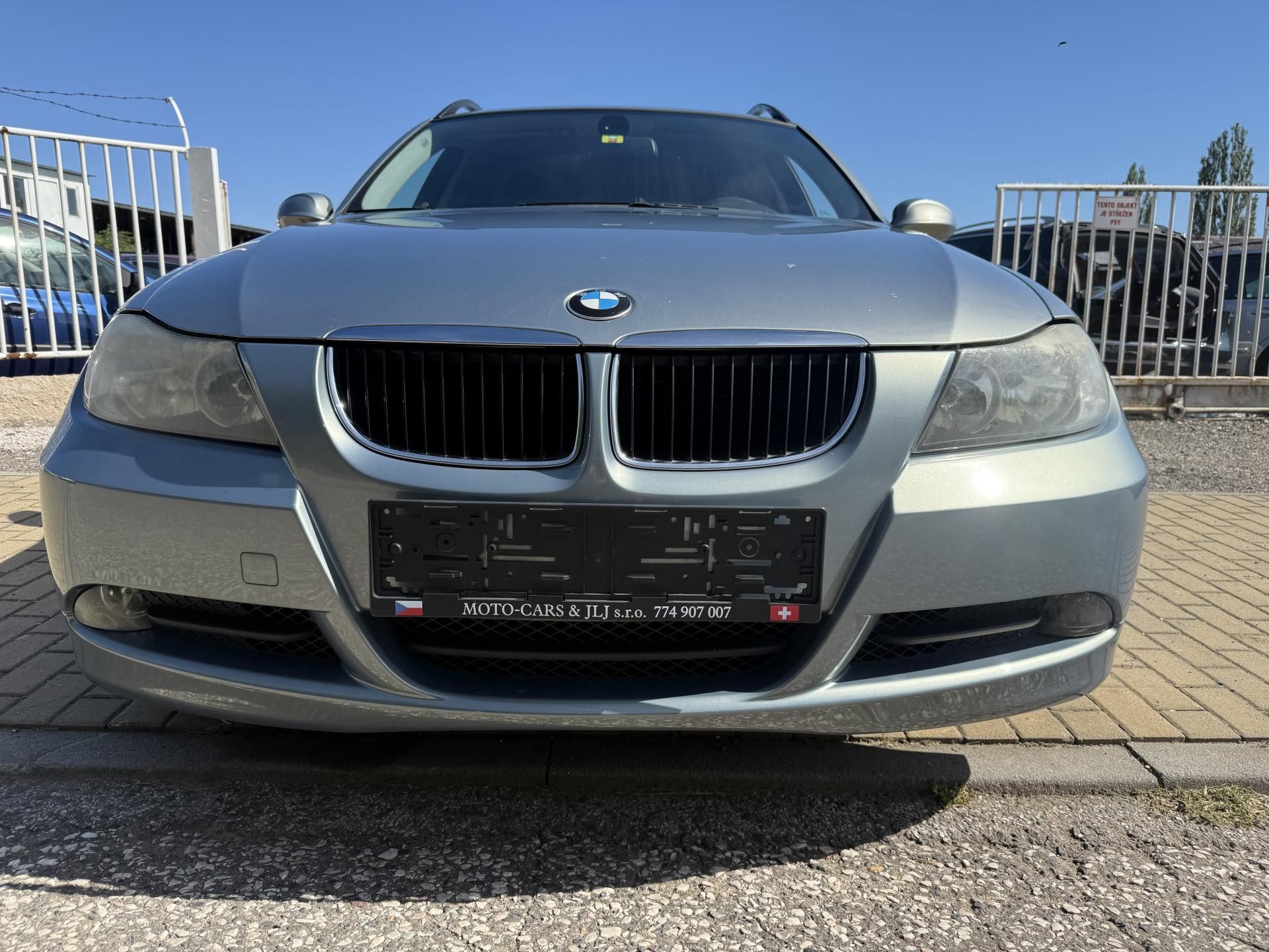 BMW Řada 3, 320i Touring - fotka 2