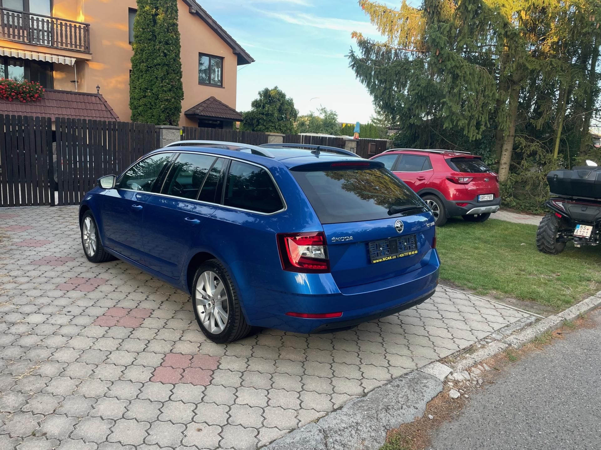 Škoda Octavia, Combi 2,0TDi,110kw,DSG,17ALU - fotka 4
