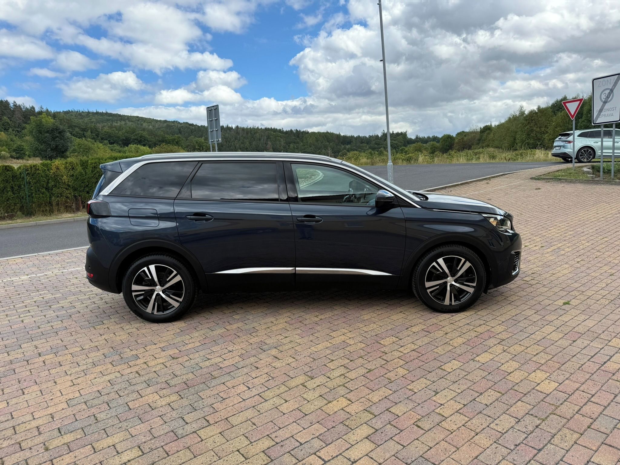 Peugeot 5008, II 1.2 PureTech 96kW ALLURE - fotka 6
