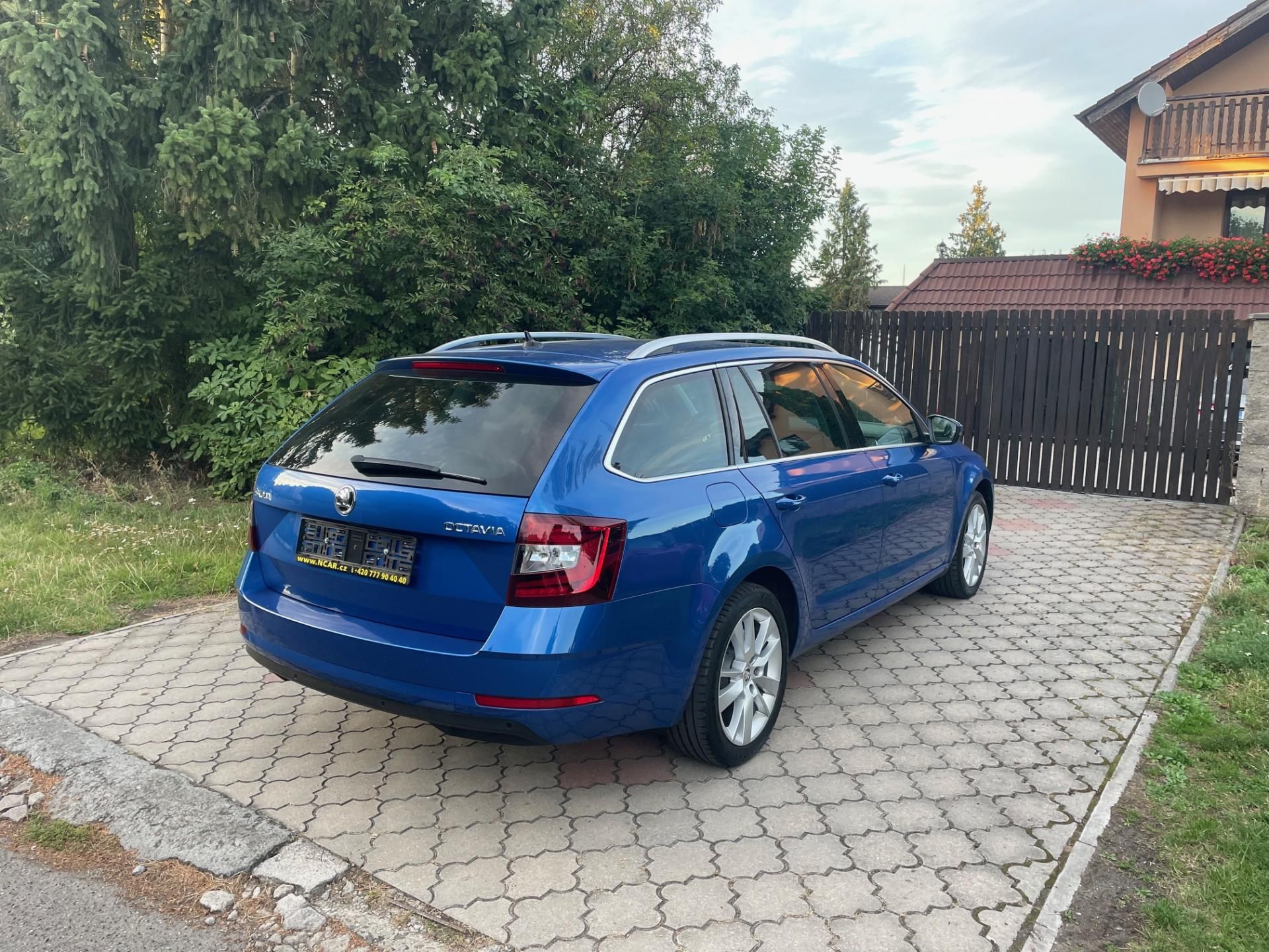 Škoda Octavia, Combi 2,0TDi,110kw,DSG,17ALU - fotka 5