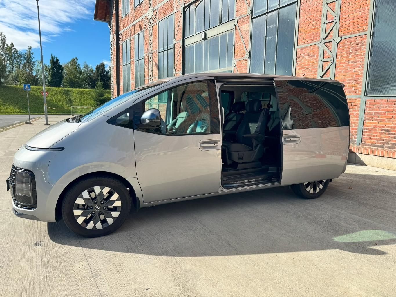 Hyundai Staria, 2,2 LUXURY AT 4x2 DARK PANO - fotka 6