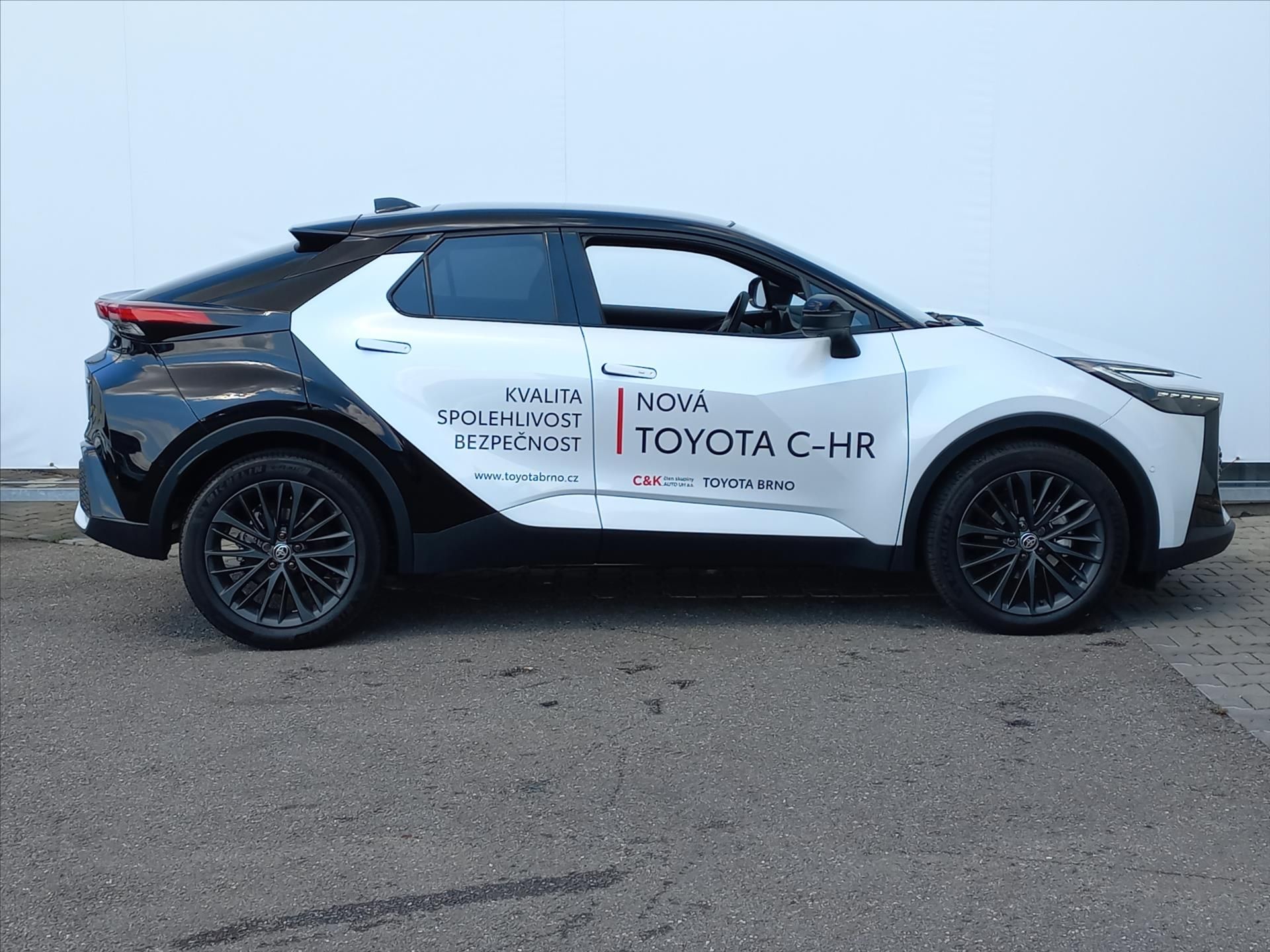 Toyota C-HR, 2,0 Hybrid e-CVT 198k  Tokio E - fotka 2