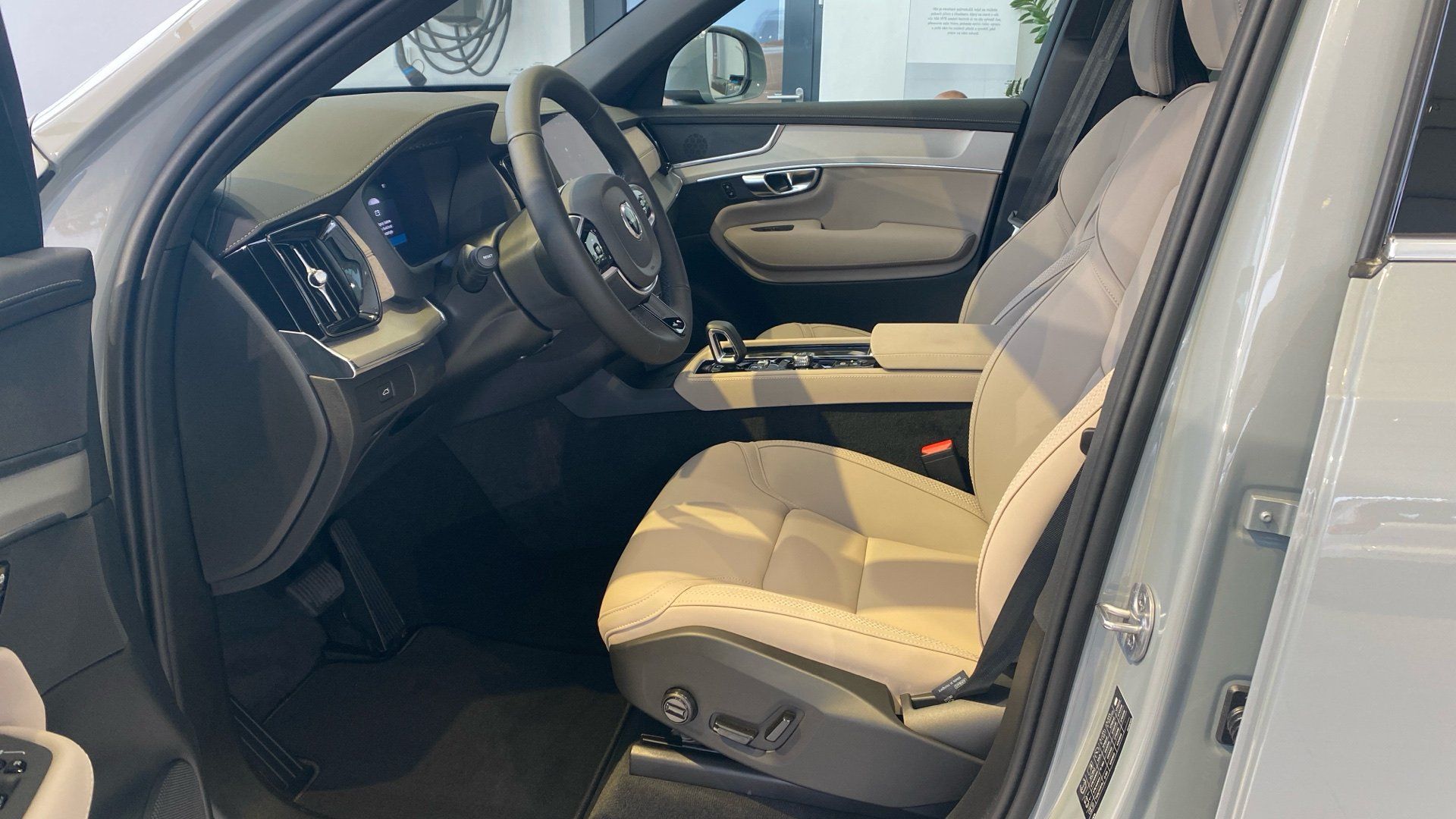 Volvo XC90, CORE, B5 AWD, 184+10 kW / 250+ - fotka 6
