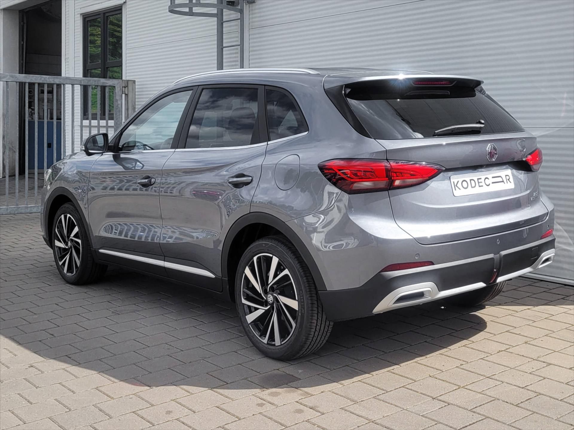 MG ZS, 1,5 HEV 102k 3AT  Exclusive - fotka 4