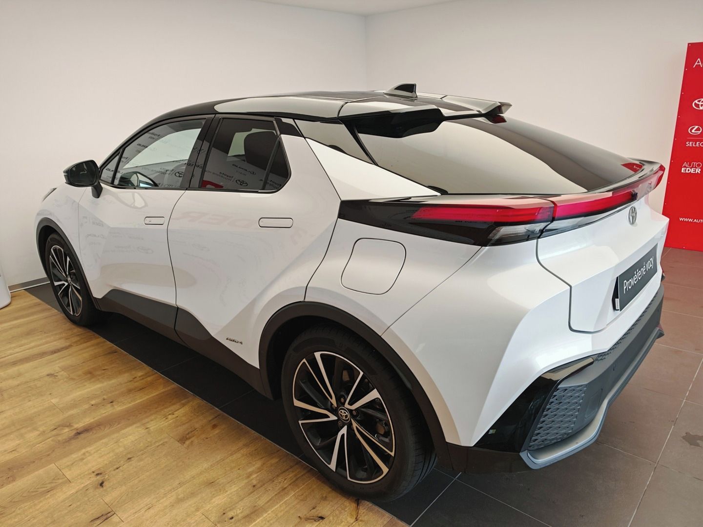 Toyota C-HR, 2.0 Hybrid 4x4 Executive - fotka 6