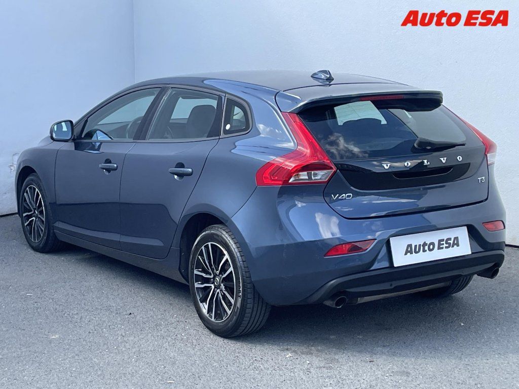 Volvo V40, 1.5 T3,ČR,Momentum,AT - fotka 6