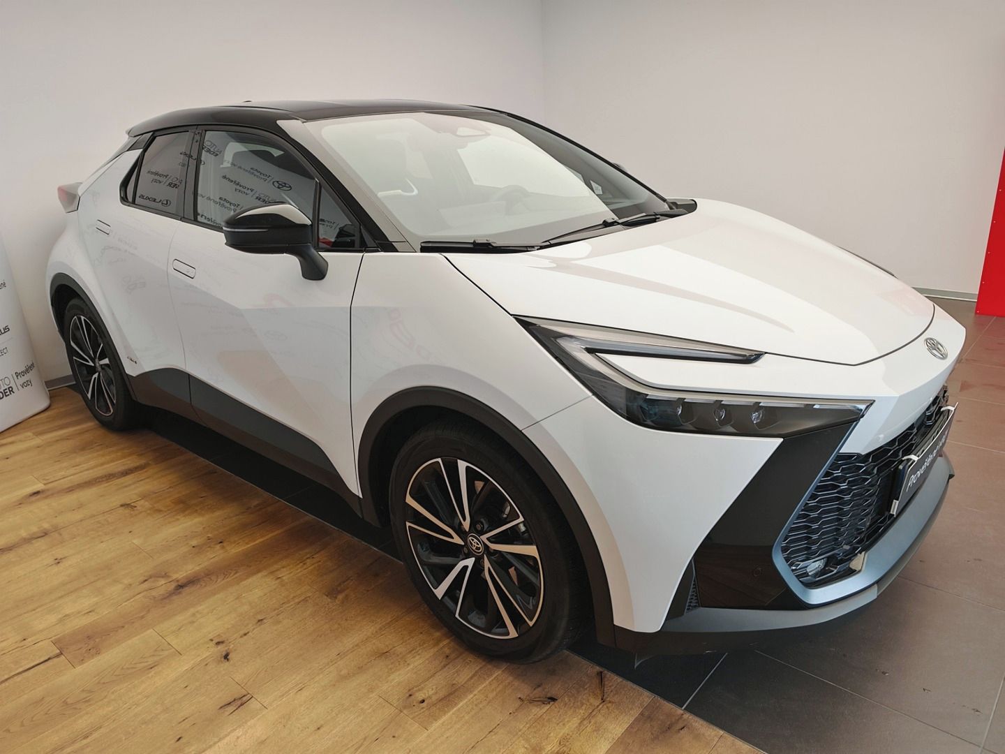 Toyota C-HR, 2.0 Hybrid 4x4 Executive - fotka 3