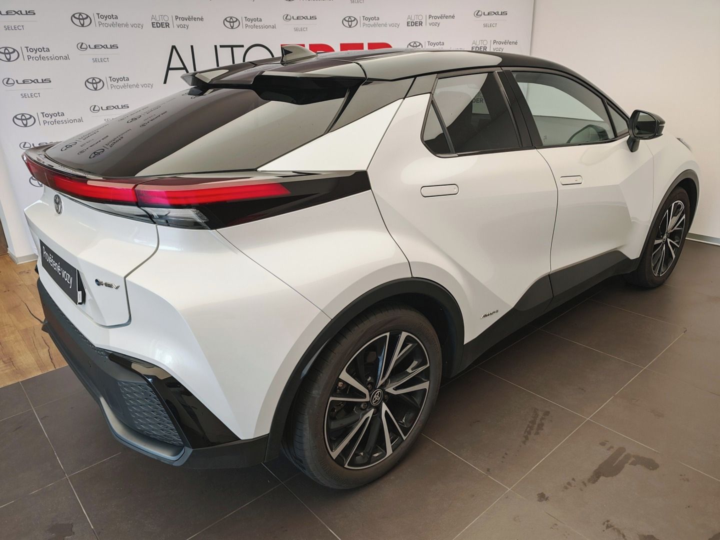 Toyota C-HR, 2.0 Hybrid 4x4 Executive - fotka 4