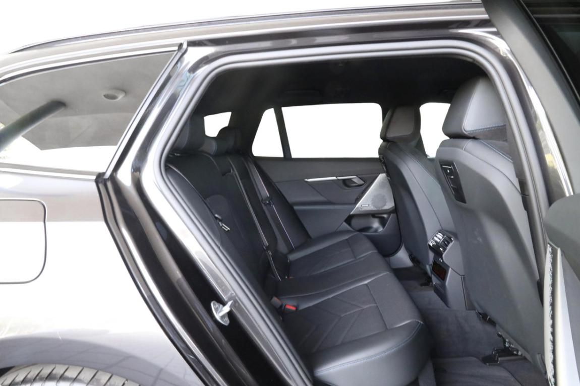 BMW Řada 5, 530e xDrive Touring - fotka 6