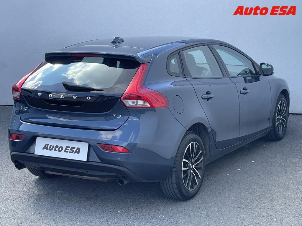 Volvo V40, 1.5 T3,ČR,Momentum,AT - fotka 4