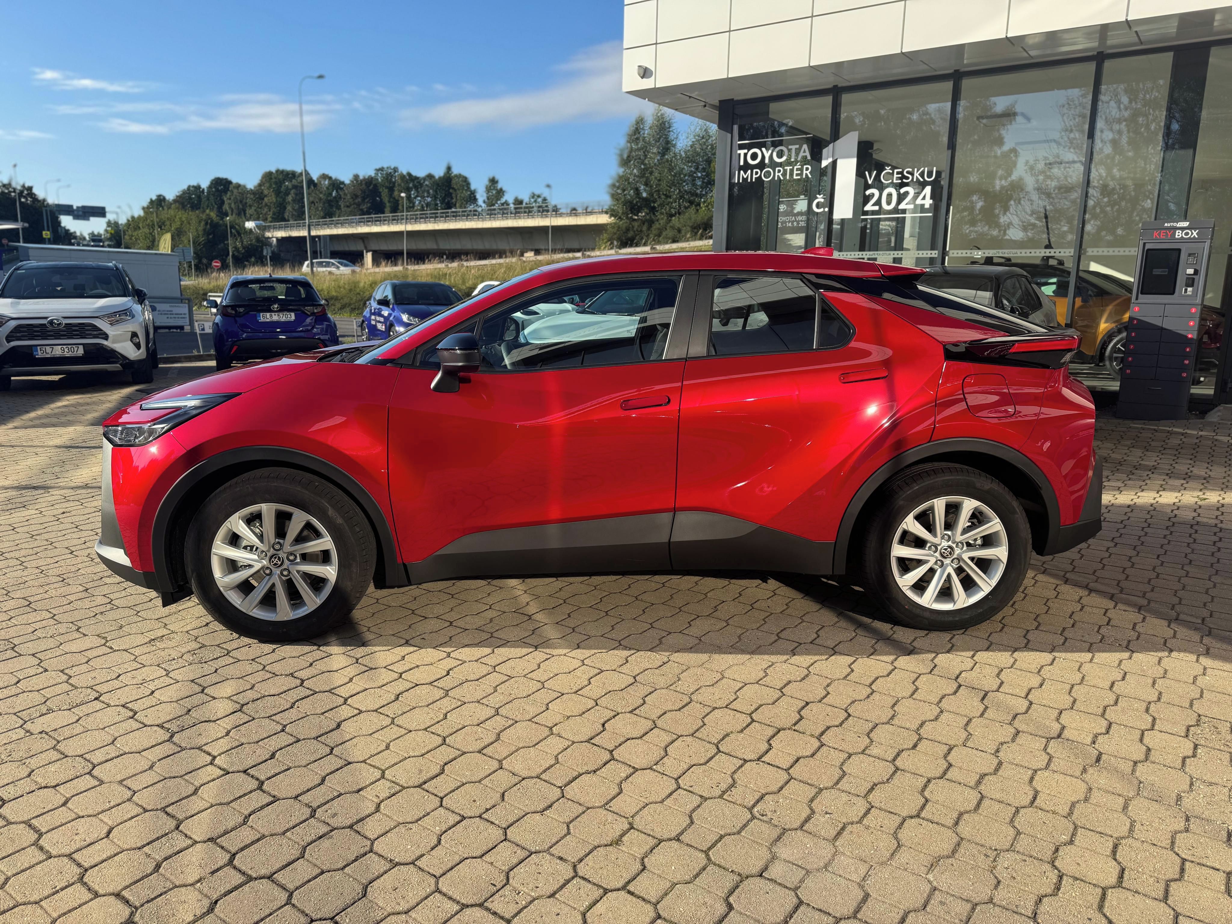 Toyota C-HR, 1,8 HEV 140k Limited Edition - fotka 3