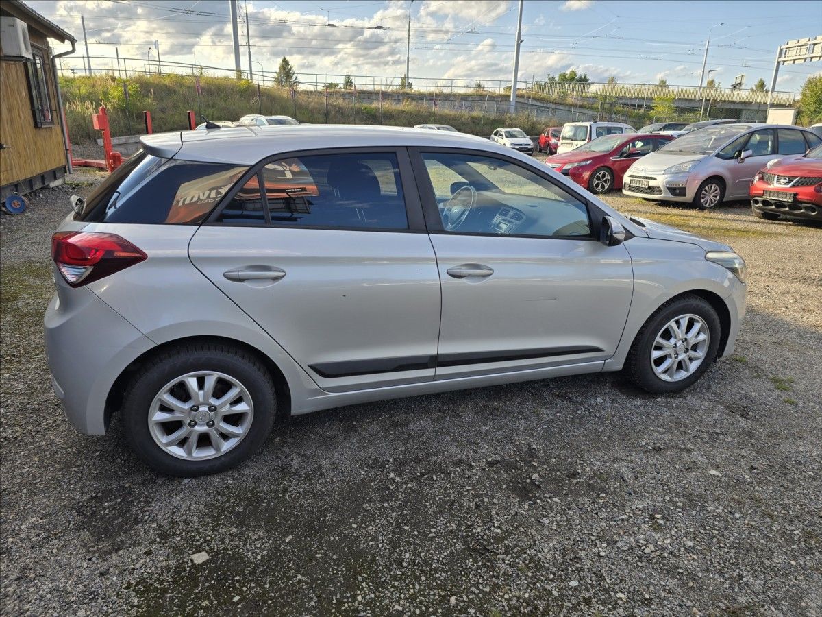 Hyundai i20, 1,3 i Sport 61 KW LED,Tempomat - fotka 4