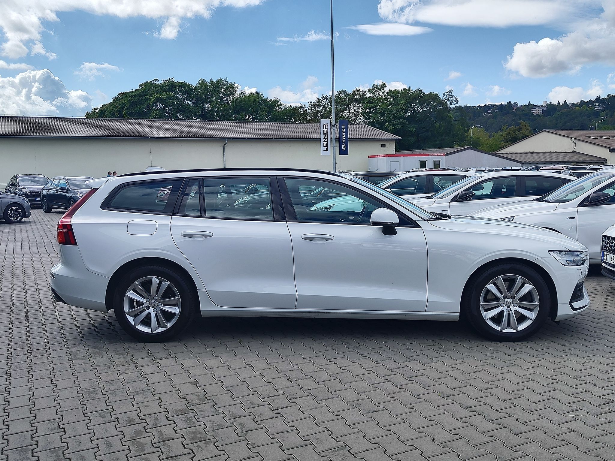 Volvo V60, B3 2.0/120kW Momentum Aut. - fotka 4