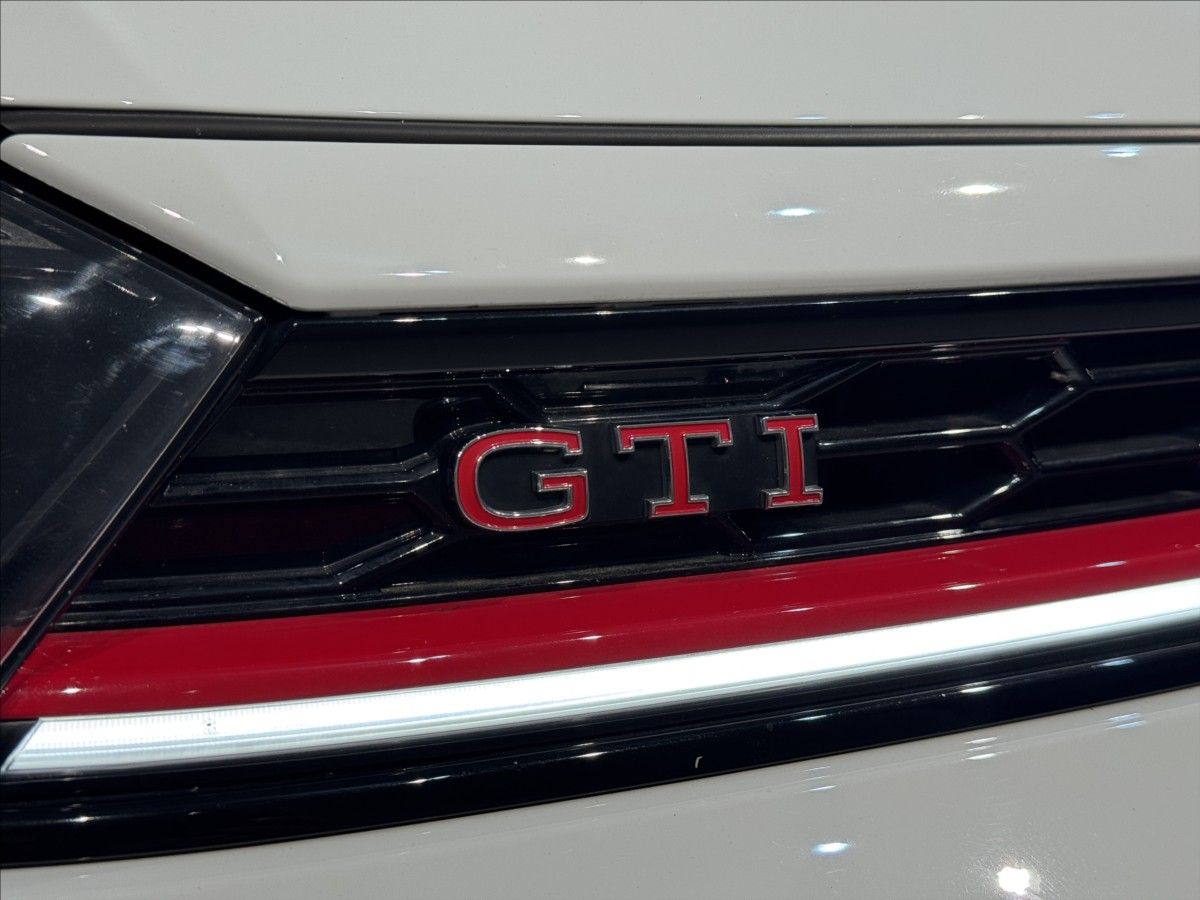 Volkswagen Polo, 2,0 TSi  DSG 152kW GTI Virtual - fotka 4