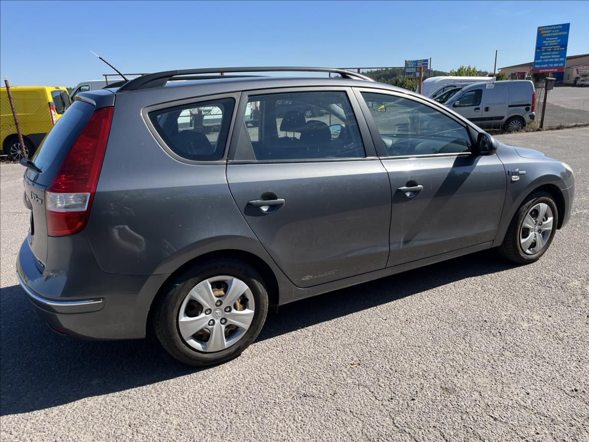 Hyundai i30, 1,4 i CW KLIMA SERVIS 2 x KOLA - fotka 5