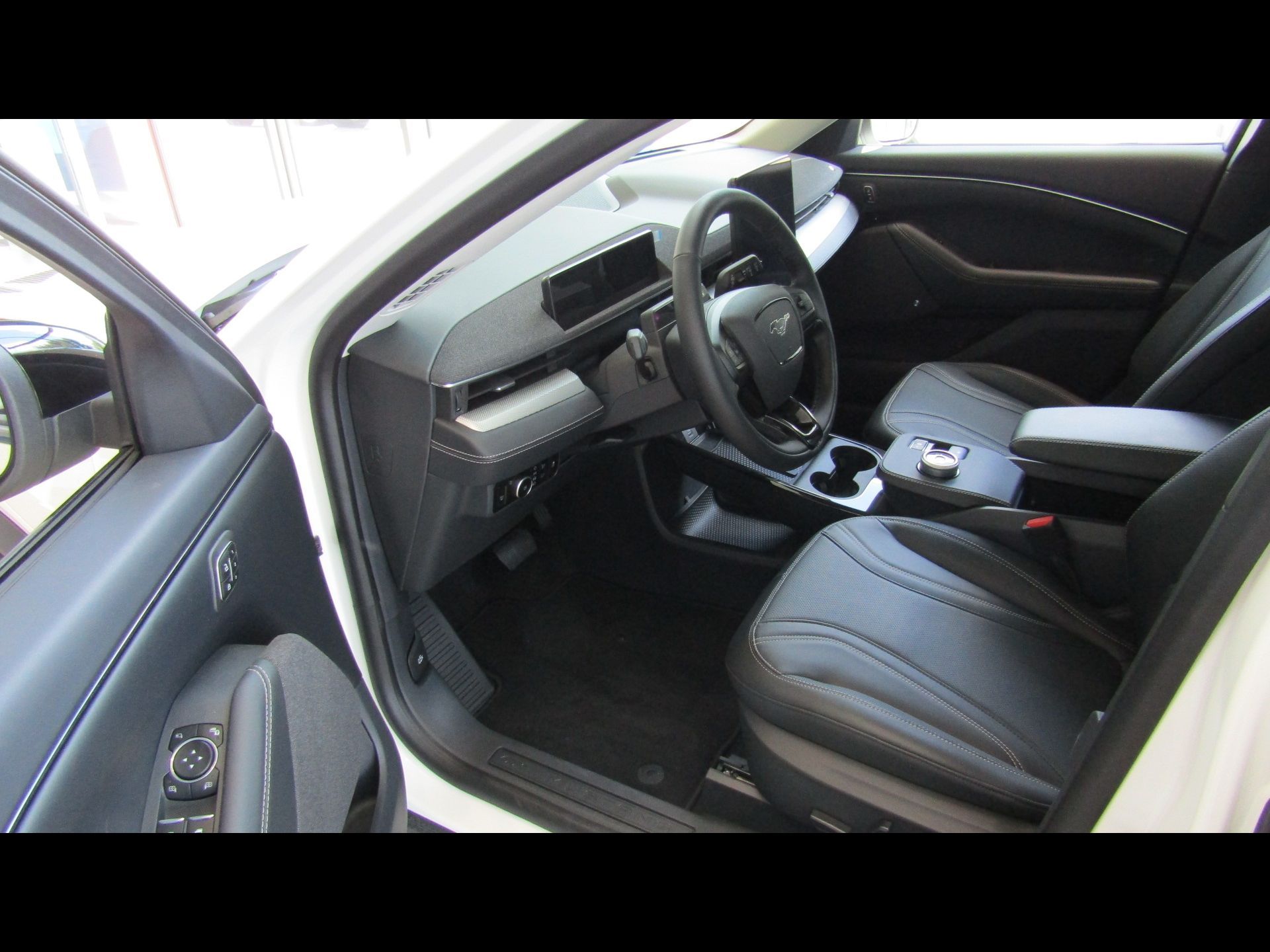 Ford Mustang Mach-E, 72,6 kWh standardní dojezd 198 - fotka 6