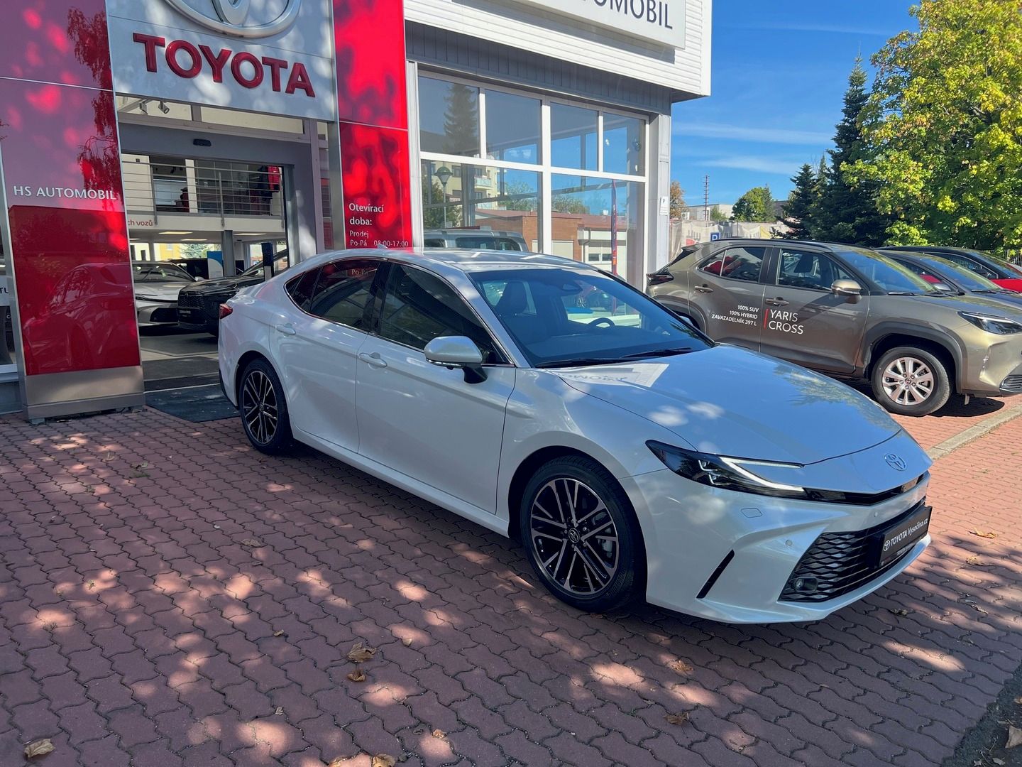 Toyota Camry, 2.5L Hybrid 230 koní, bílá - fotka 3