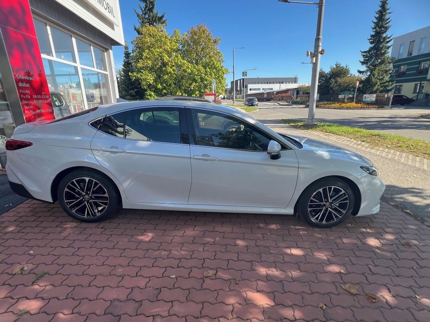 Toyota Camry, 2.5L Hybrid 230 koní, bílá - fotka 5