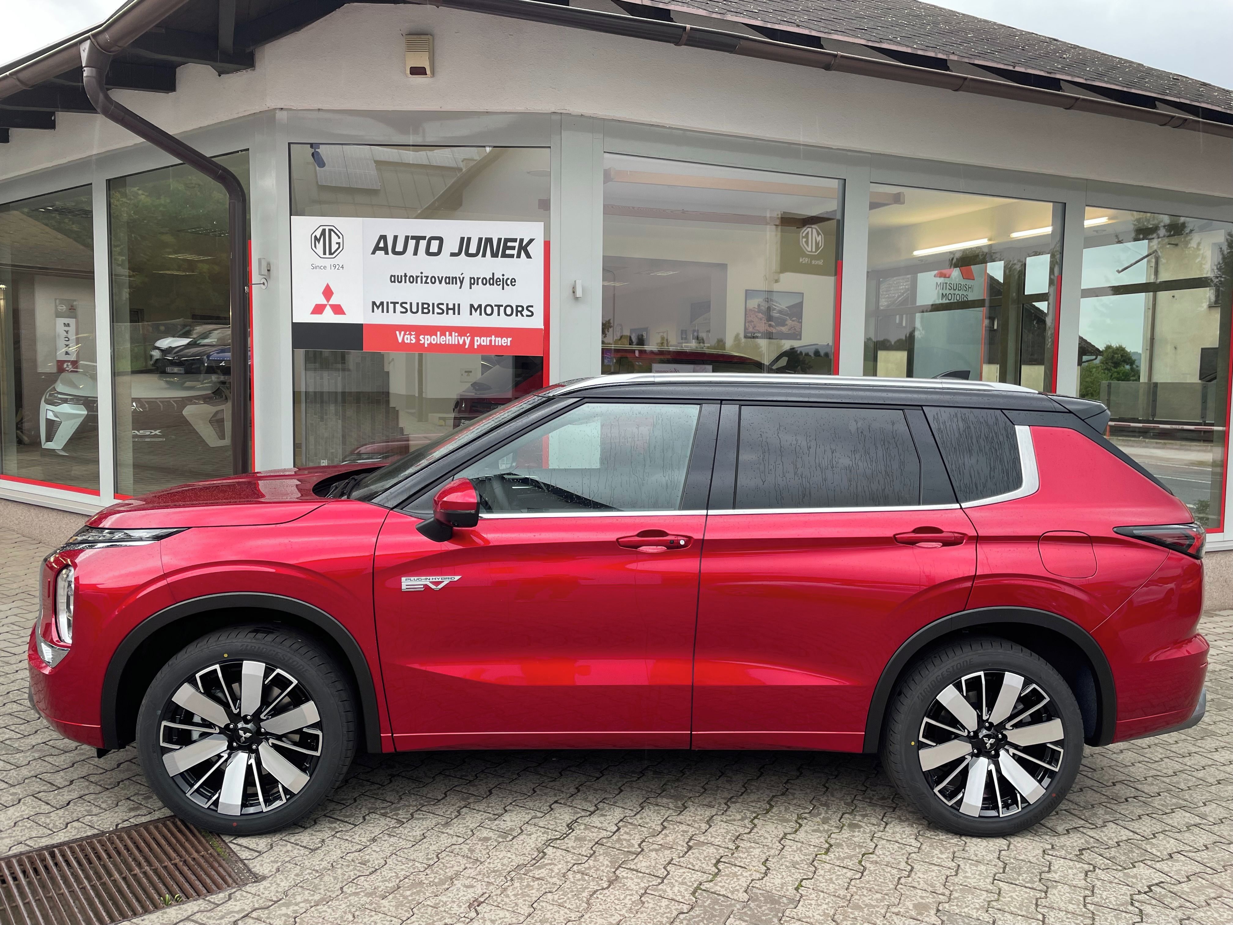 Mitsubishi Outlander, 2.4 PHEV INSTYLE - fotka 2