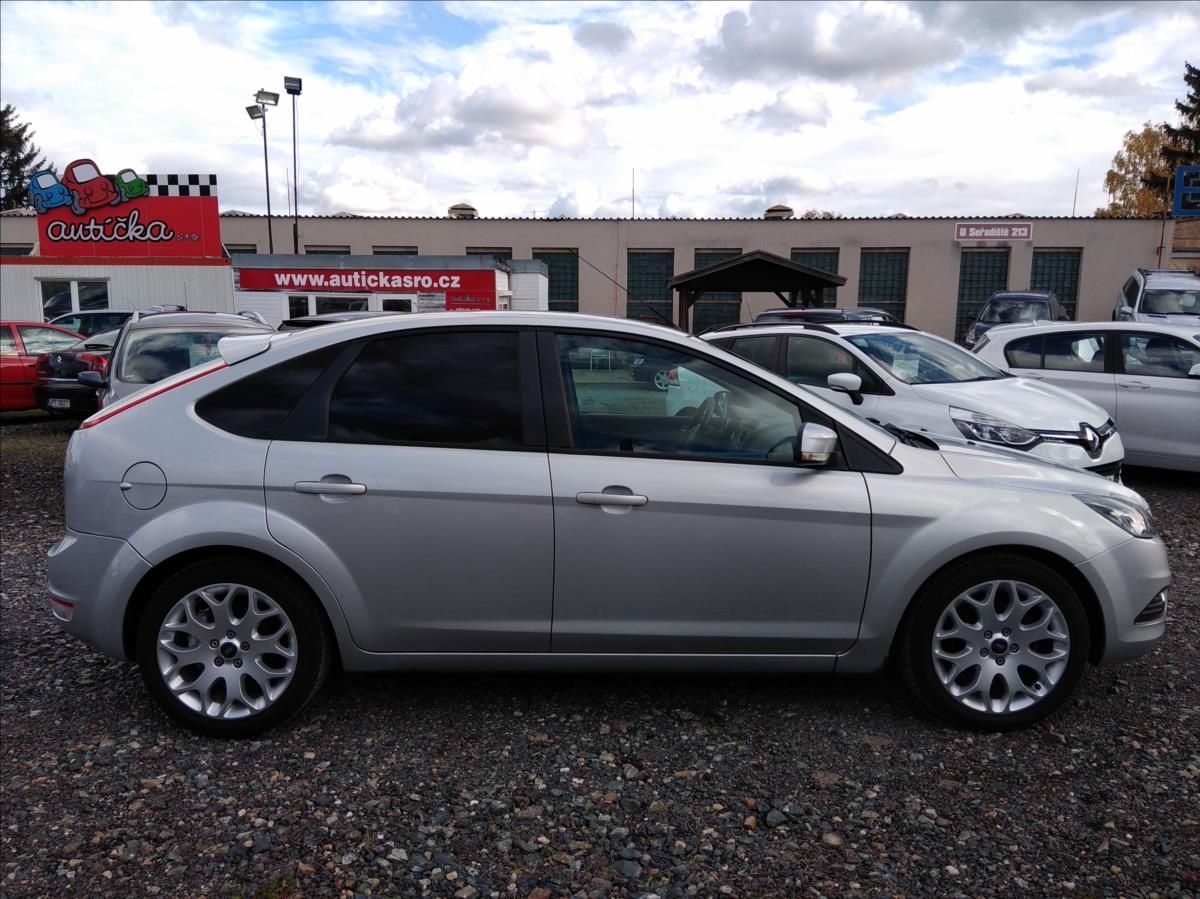 Ford Focus, 1,6   i 1.MAJ*Klima*Tažné* - fotka 4