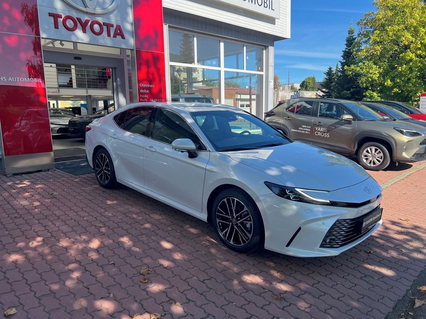 Toyota Camry, 2.5L Hybrid 230 koní, bílá - fotka 4