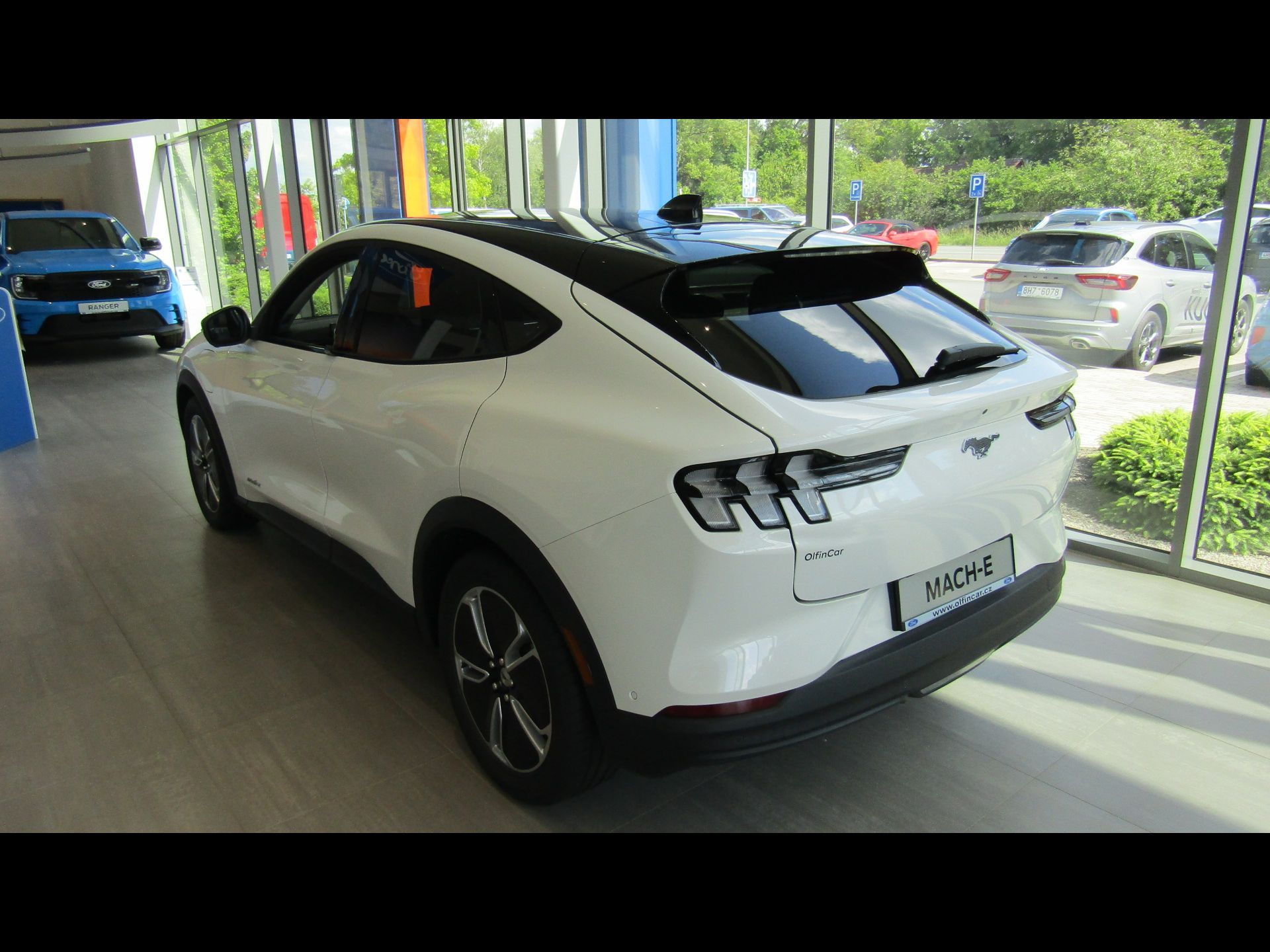 Ford Mustang Mach-E, 72,6 kWh standardní dojezd 198 - fotka 4