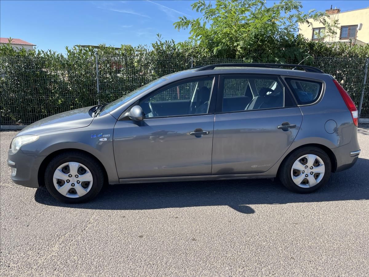 Hyundai i30, 1,4 i CW KLIMA SERVIS 2 x KOLA - fotka 4